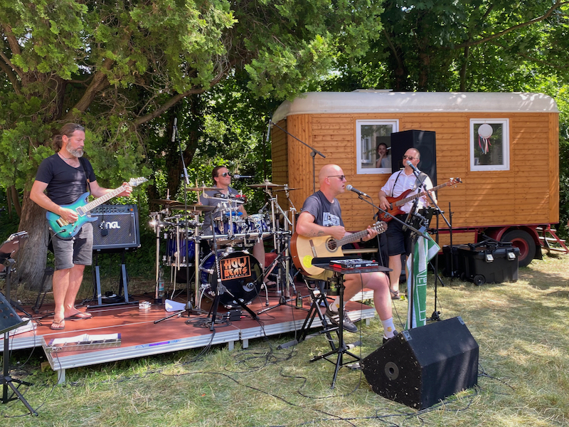 Die Bands "HowBeats" rockt für Berta
